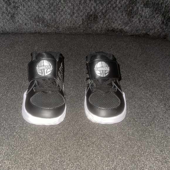 Infant nike sneakers size 5C - Picture 2 of 4